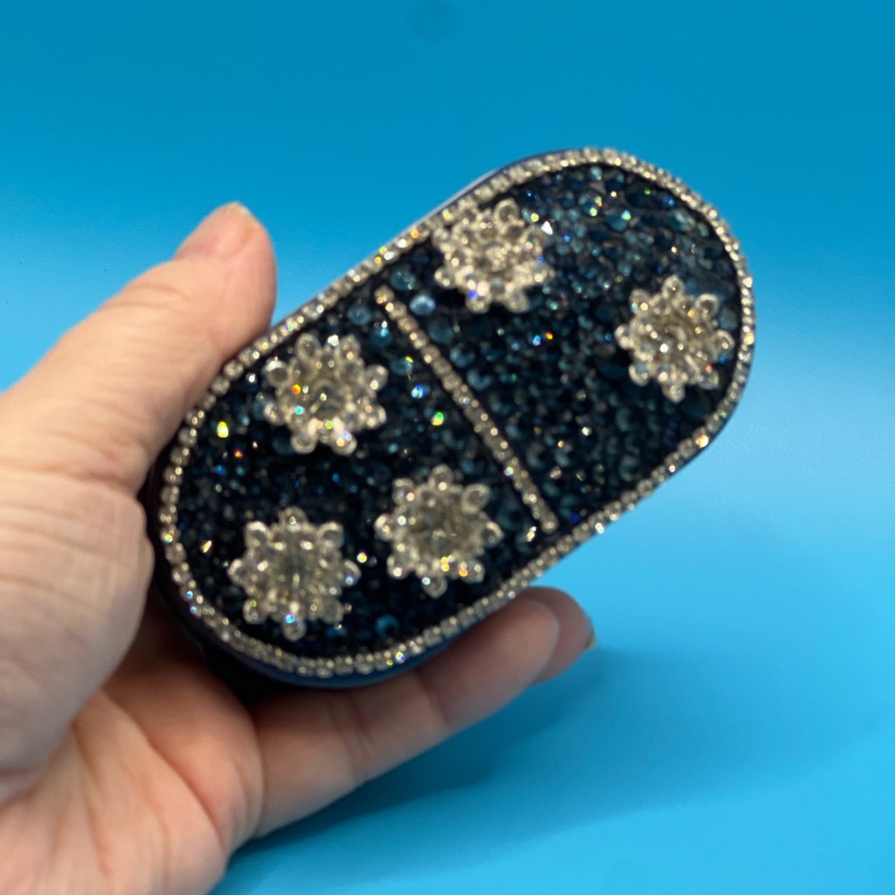 Sparkling Pill Cutter with Crystal Rhinestones - Picture 4 of 5